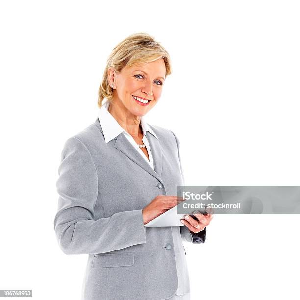 Fröhlich Reife Geschäftsfrau Stehend Mit Tablet Pc Stockfoto und mehr Bilder von Weißer Hintergrund - Weißer Hintergrund, Alter Erwachsener, Erwachsener über 40