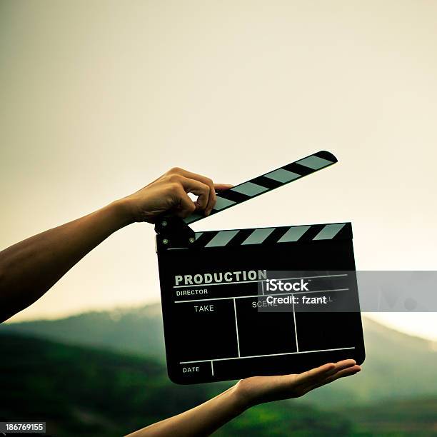 Clapper Board Con La Mano Foto de stock y más banco de imágenes de Operador de cámara - Operador de cámara, Agarrar, Aire libre