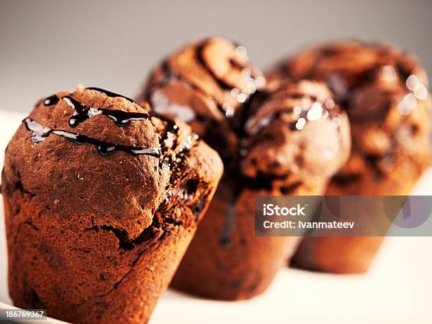 Muffin Al Cioccolato - Fotografie stock e altre immagini di Ambientazione interna - Ambientazione interna, Cibi e bevande, Cibo