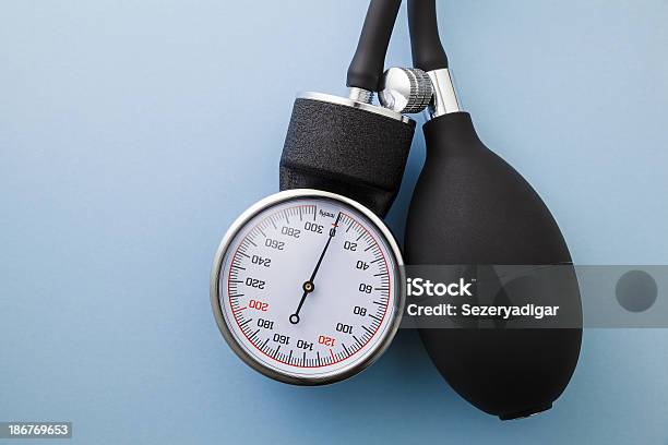 Sphygmomanometer Foto de stock y más banco de imágenes de Analizar - Analizar, Asistencia sanitaria y medicina, Colesterol