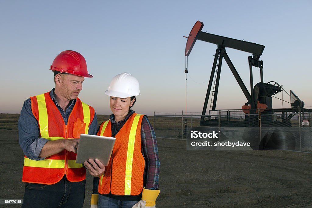 Los trabajadores y Pumpjack aceite - Foto de stock de Minero libre de derechos