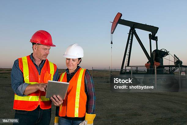 Photo libre de droit de Travailleurs Et Pumpjack Huile banque d'images et plus d'images libres de droit de Femmes - Femmes, Mineur, Casque de chantier