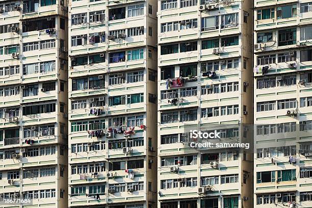 Edificio De Apartamentos En Hong Kong Foto de stock y más banco de imágenes de Aparato de aire acondicionado - Aparato de aire acondicionado, Arquitectura exterior, Asia