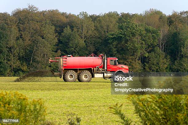 トラック広げる液体肥料 - 肥料散布機のストックフォトや画像を多数ご用意 - 肥料散布機, トラック, 堆肥