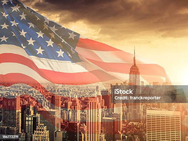 Los Edificios De La Ciudad De Nueva York Con Nosotros Bandera Foto de stock y más banco de imágenes de Cuatro de julio