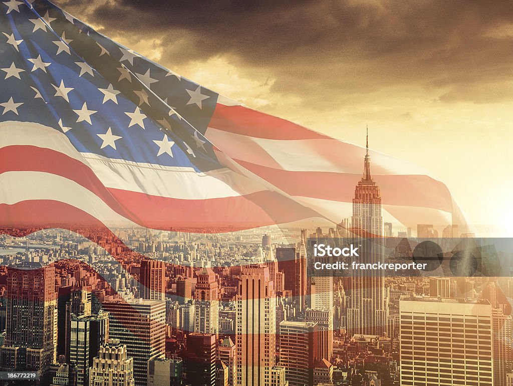 Na panoramę Nowego Jorku z flaga Stanów Zjednoczonych - Zbiór zdjęć royalty-free (4-go lipca)