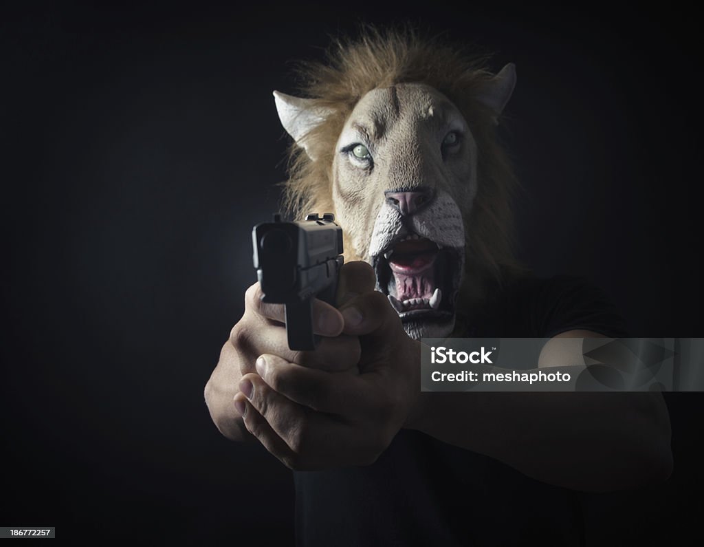Kradnąca w Lion Maska - Zbiór zdjęć royalty-free (Bronić - czynność)