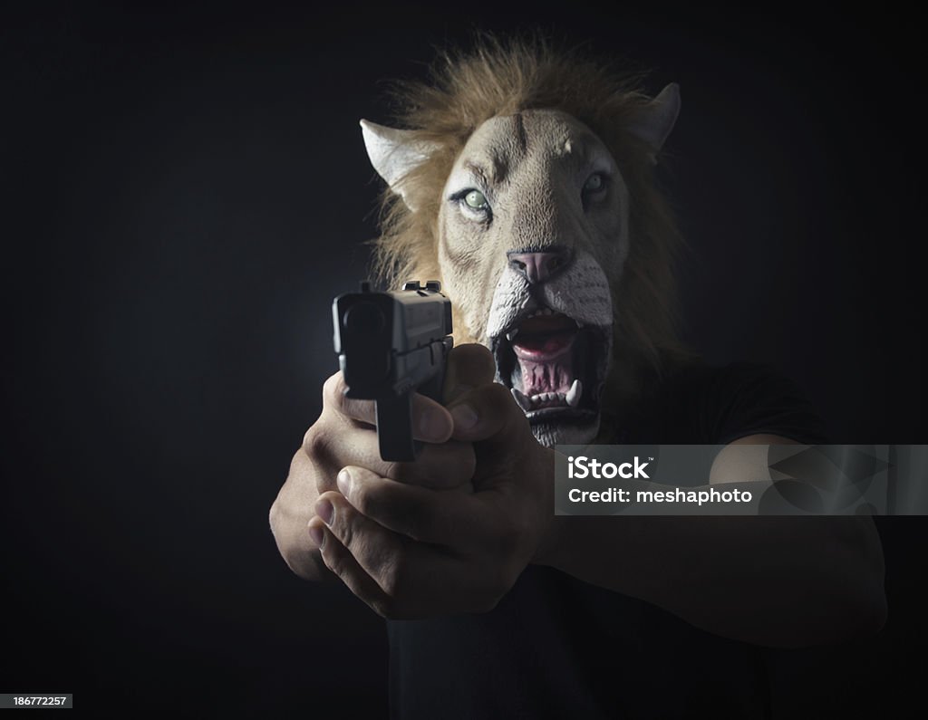 Robber в Lion маска - Стоковые фото Боевая стойка роялти-фри