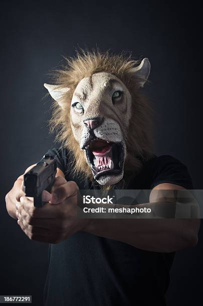 強盗のライオンマスク - コントロールのストックフォトや画像を多数ご用意 - コントロール, スタジオ撮影, セミオートマティックピストル
