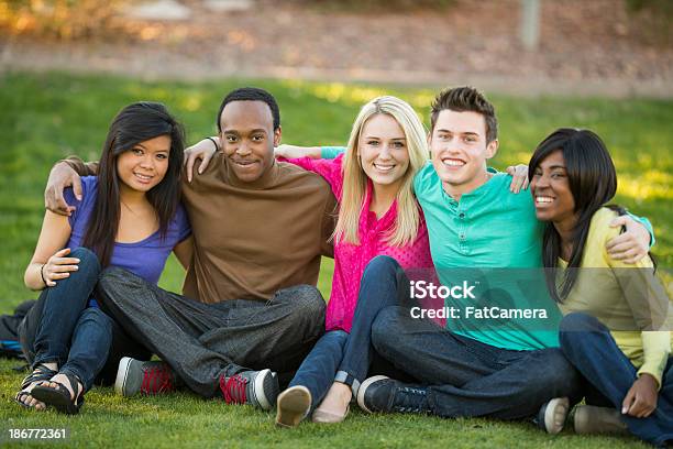 Foto de Diversos Estudantes Universitários e mais fotos de stock de 20-24 Anos - 20-24 Anos, Adulto, Afro-americano