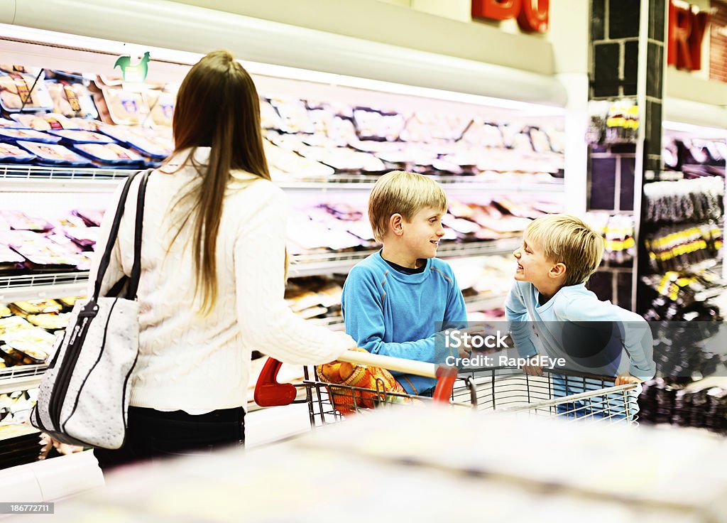 Famille shopping séjour; S'amuser les enfants et mère en supermarché - Photo de 10-11 ans libre de droits