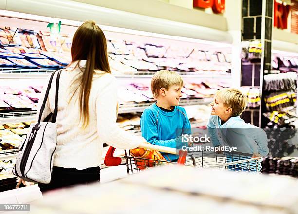 Photo libre de droit de Famille Shopping Séjour Samuser Les Enfants Et Mère En Supermarché banque d'images et plus d'images libres de droit de 10-11 ans