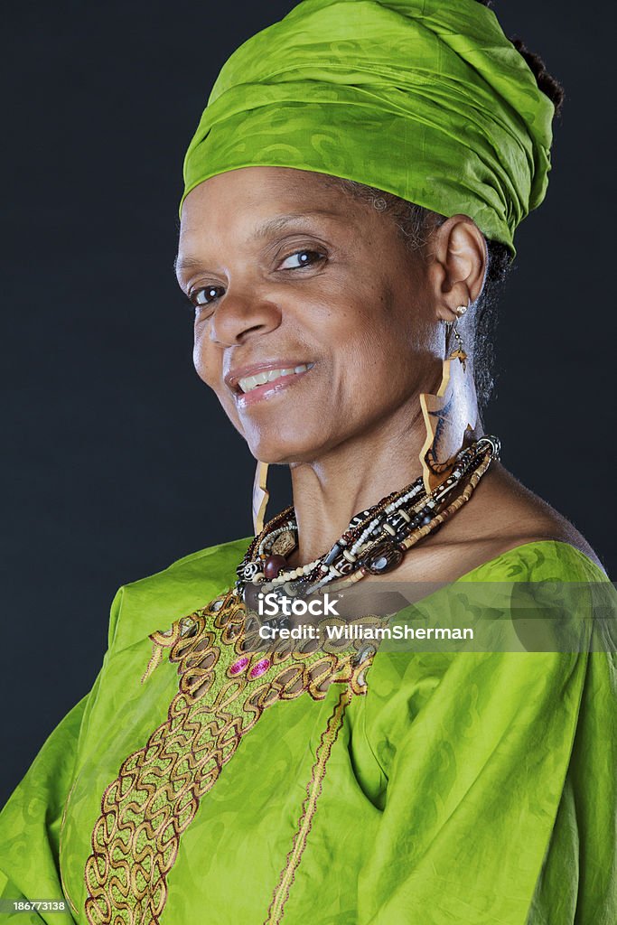 Linda mulher afro-americana em sénior Attire colorido - Royalty-free Afro-americano Foto de stock