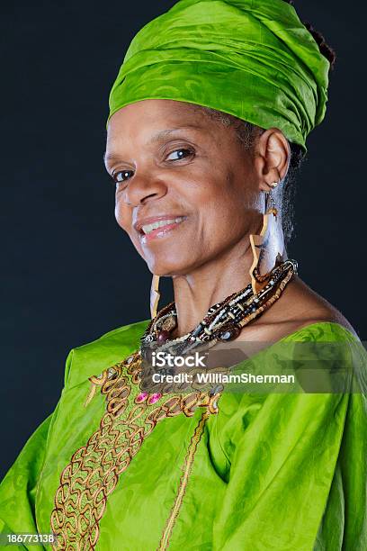 Linda Mulher Afroamericana Em Sénior Attire Colorido - Fotografias de stock e mais imagens de Afro-americano