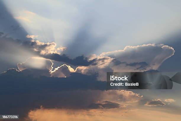 Dramatischer Himmel Stockfoto und mehr Bilder von Abenddämmerung - Abenddämmerung, Bedeckter Himmel, Blau