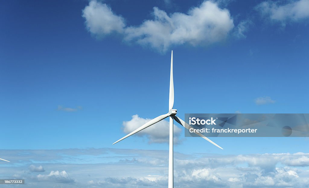 Turbina de viento en el cielo azul - Foto de stock de Aerogenerador libre de derechos