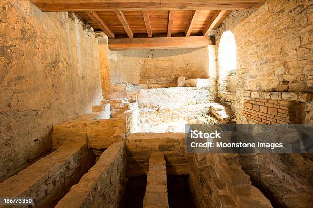 Photo libre de droit de San Fruttuoso En Ligurie En Italie banque d'images et plus d'images libres de droit de Abbaye - Abbaye, Italie, Arc - Élément architectural