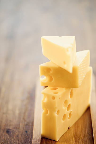 에멘탈 치즈 - cheese portion emmental cheese yellow 뉴스 사진 이미지