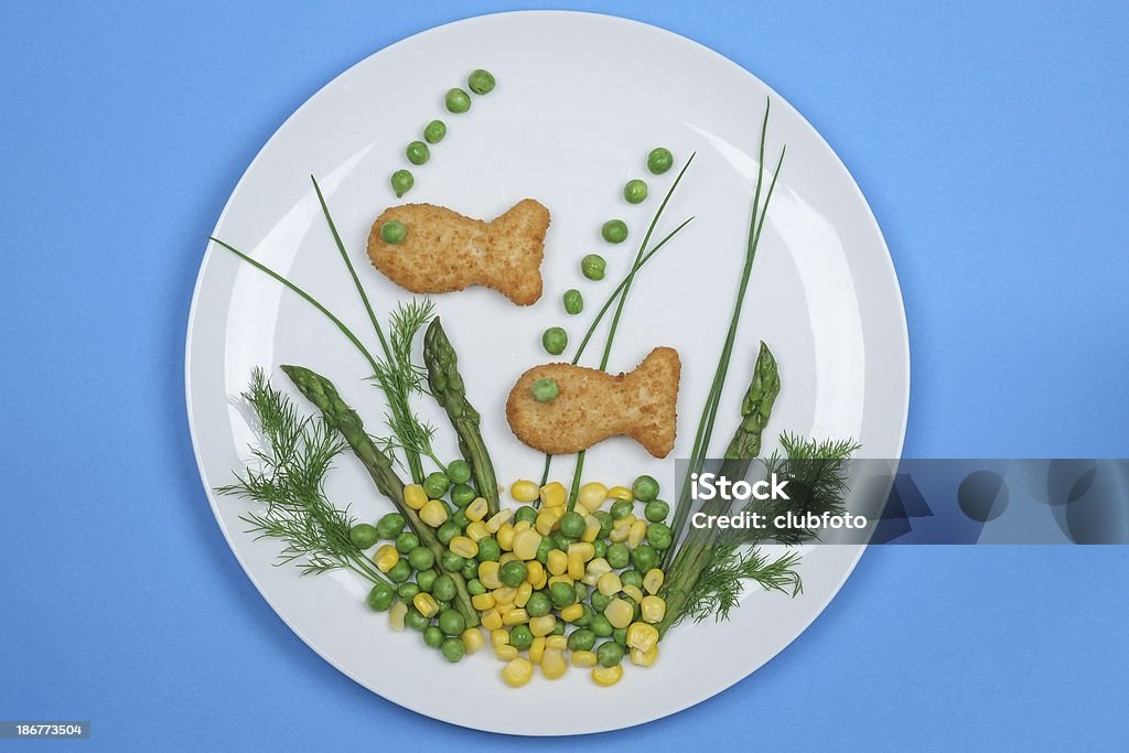 Ryba palce na talerzu z warzyw - Zbiór zdjęć royalty-free (Paluszek rybny)