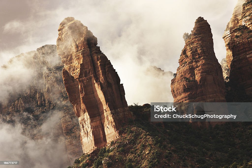 Rock hoodoos Pinnacle desierto niebla - Foto de stock de Aire libre libre de derechos