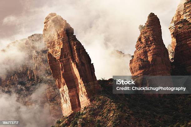 Rock Hoodoos Pinnacle Desierto Niebla Foto de stock y más banco de imágenes de Aire libre - Aire libre, Ambiente atmosférico, Arenisca