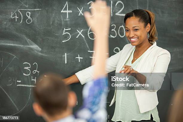 Elementare Classe - Fotografie stock e altre immagini di Afro-americano - Afro-americano, Insegnante, Lavagna