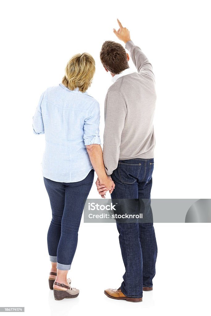 Vue arrière d'un couple d'âge mûr en regardant quelque chose d'intéressant - Photo de Vue de dos libre de droits