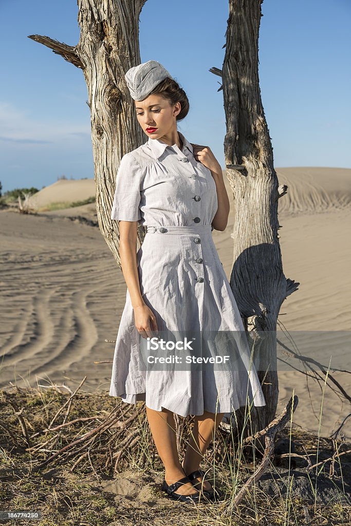 Jovem enfermeira militar descanso contra uma árvore no deserto de sol - Foto de stock de Segunda Guerra Mundial royalty-free