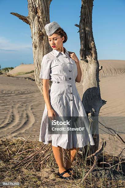 Foto de Jovem Enfermeira Militar Descanso Contra Uma Árvore No Deserto De Sol e mais fotos de stock de Segunda Guerra Mundial