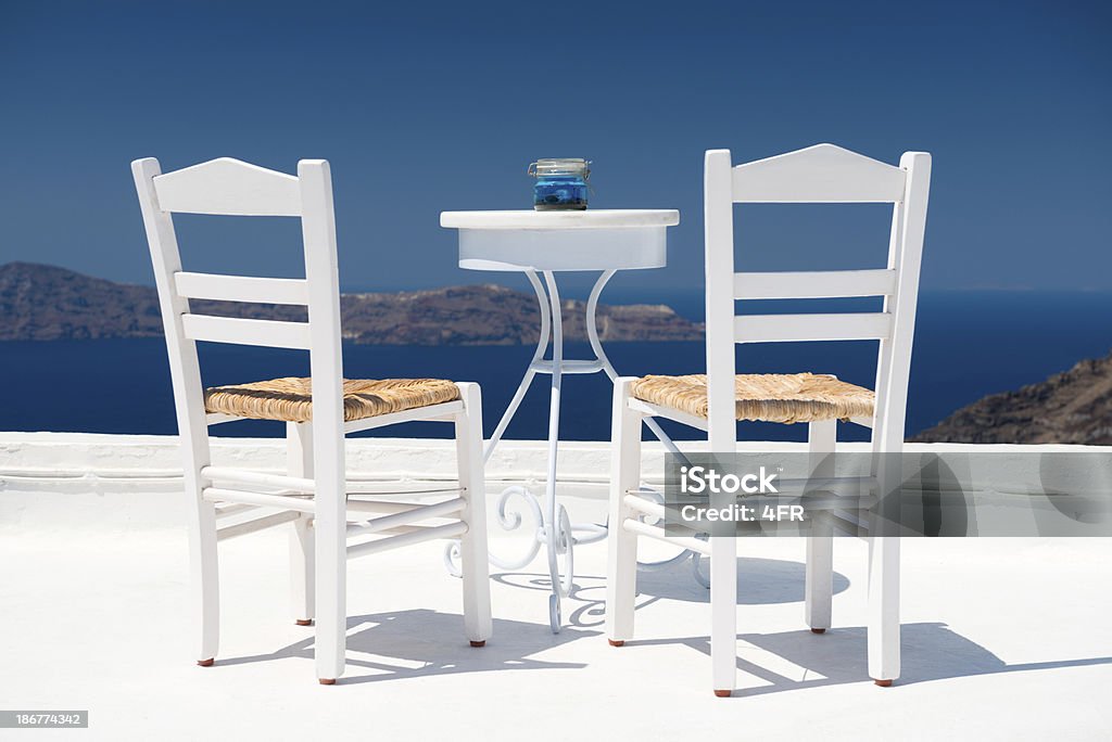 Dwa krzesła na taras, Santorini - Zbiór zdjęć royalty-free (Balkon)
