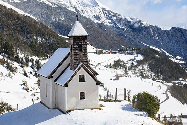 часовня на холме - groder hof chapel стоковые фото и изображения