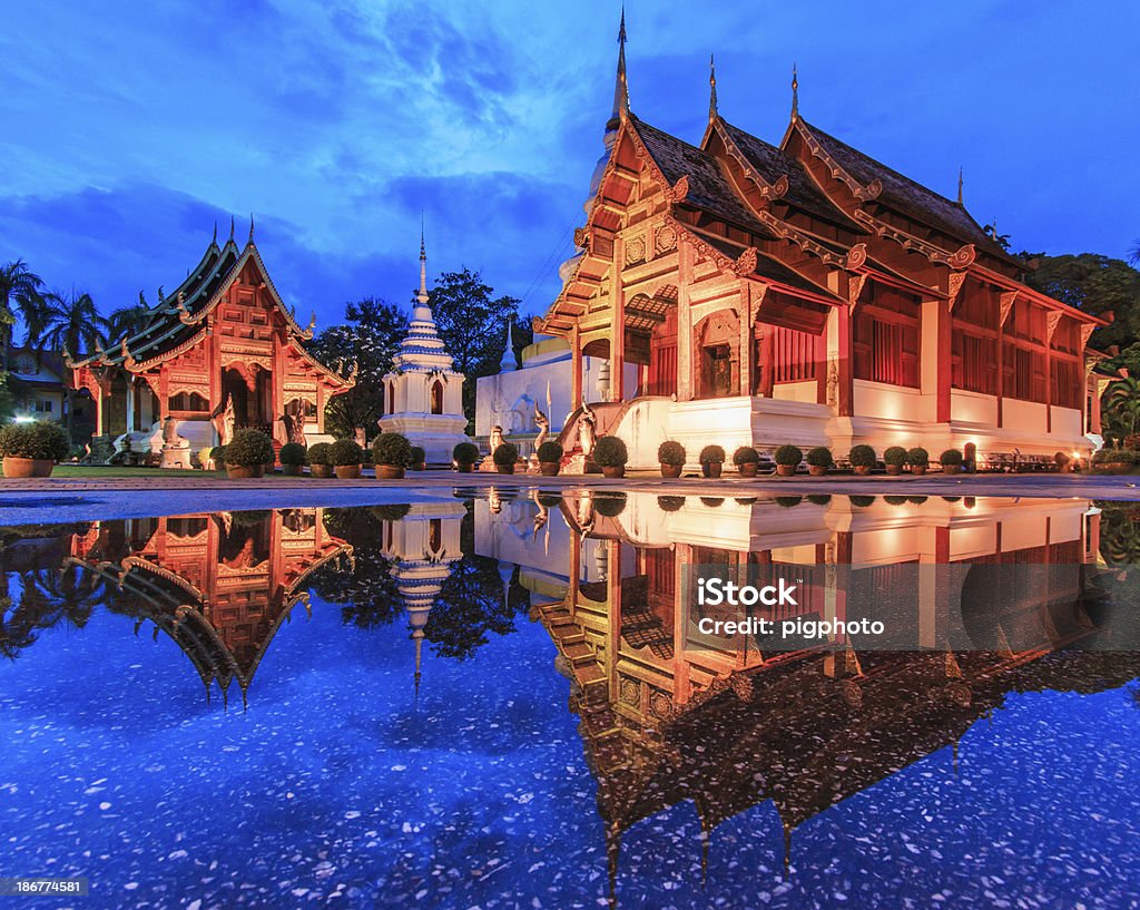 Wat Phra Sing agua reflexión provincia de Chiang Mai Thailand Asia - Foto de stock de Ajardinado libre de derechos