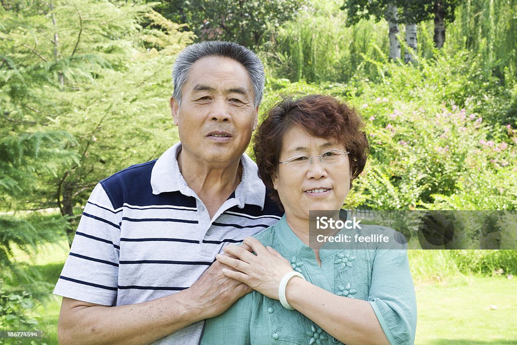 Casal Senior asiática, sorrindo e amantes de: - Foto de stock de 60 Anos royalty-free