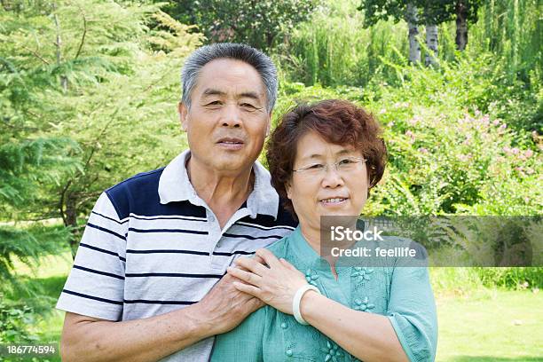 Foto de Casal Senior Asiática Sorrindo E Amantes De e mais fotos de stock de 60 Anos - 60 Anos, 70 anos, Adulto