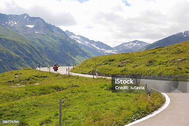 Motorrad Auf Der Mountain Road Stockfoto und mehr Bilder von Alpen - Alpen, Auto, Berg