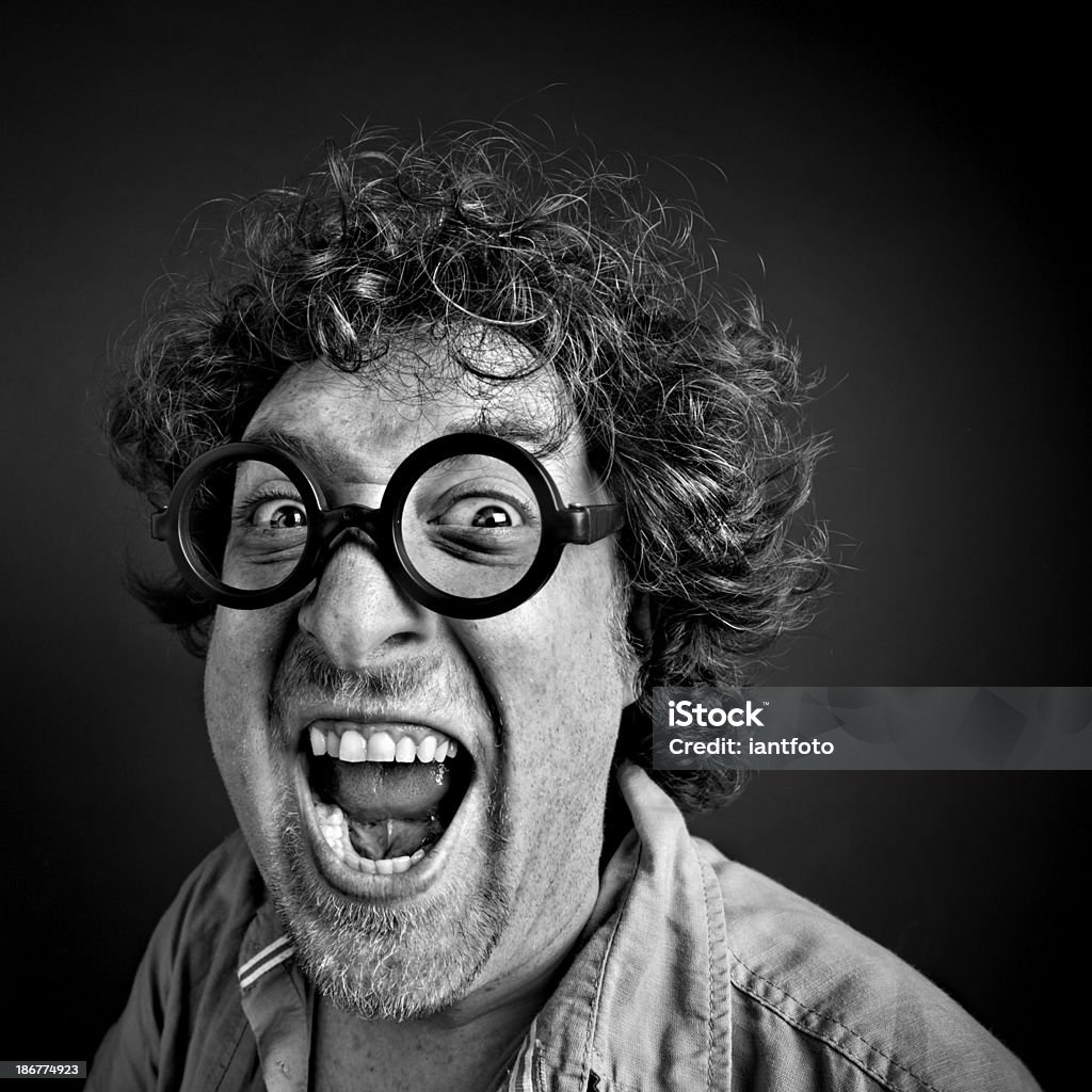 Crazy man con gafas - Foto de stock de Chillar libre de derechos