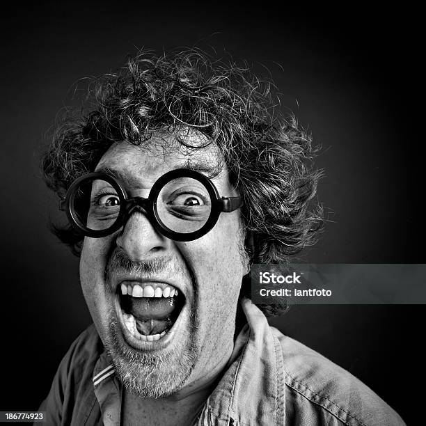 Crazy Man Con Gafas Foto de stock y más banco de imágenes de Chillar - Chillar, Gritar, Abierto