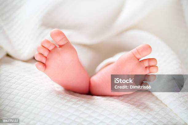 Новорожденный Футов — стоковые фотографии и другие картинки Младенец - Младенец, 0-11 месяцев, Белый