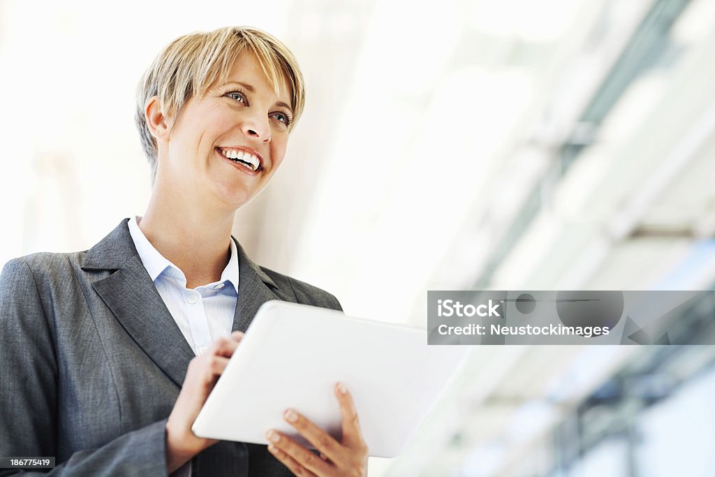 Счастливый Деловая женщина, держа Планшетный компьютер - Стоковые фото Женщины роялти-фри