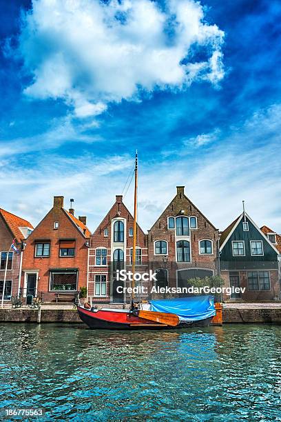 Típicas Holandesas Cena Com Canal E Casas Tradicionais De Água - Fotografias de stock e mais imagens de Amesterdão