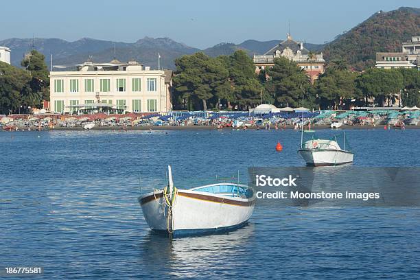 Sestri Levante En Liguria Italia Foto de stock y más banco de imágenes de Agua - Agua, Aire libre, Barco de remos