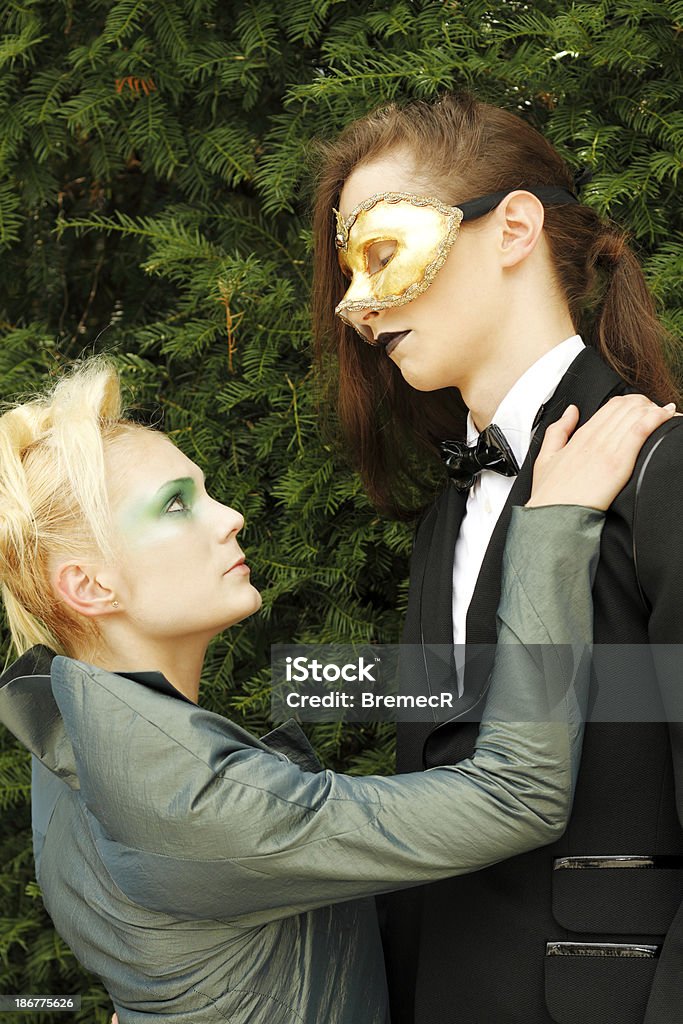 Jeune couple portant des masques - Photo de 20-24 ans libre de droits