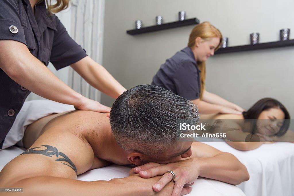 Couple profitant de massage au spa - Photo de Adulte libre de droits