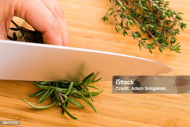 Rosemary Y Tomillo Foto de stock y más banco de imágenes de Cortar en trozos - Preparar comida - Cortar en trozos - Preparar comida, Tomillo, Agricultura