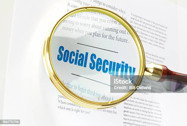 Segurança Social - Fotografias de stock e mais imagens de Cartão de Social Security - Cartão de Social Security, Segurança Social, Examinar