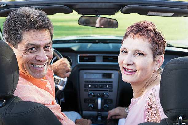 couple d'âge mûr en voiture décapotable - sc0631 photos et images de collection