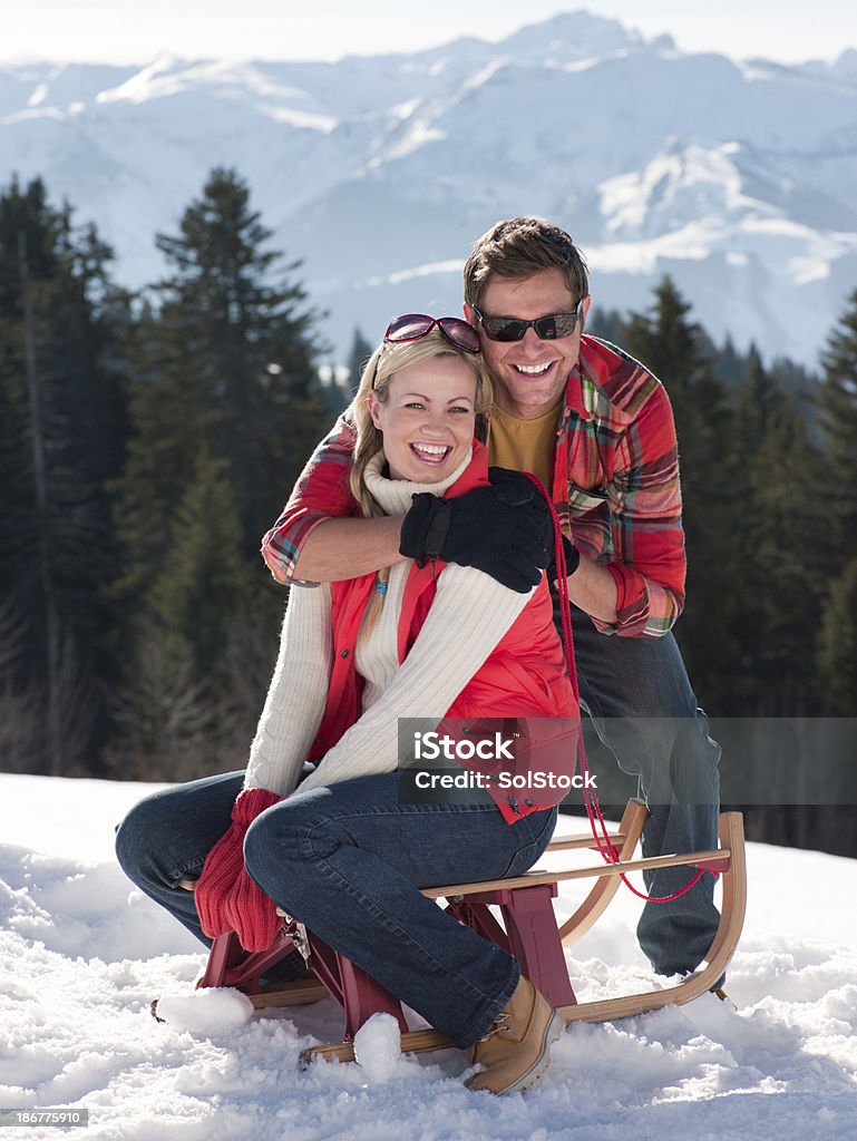 Couple sur luge - Photo de Activité libre de droits