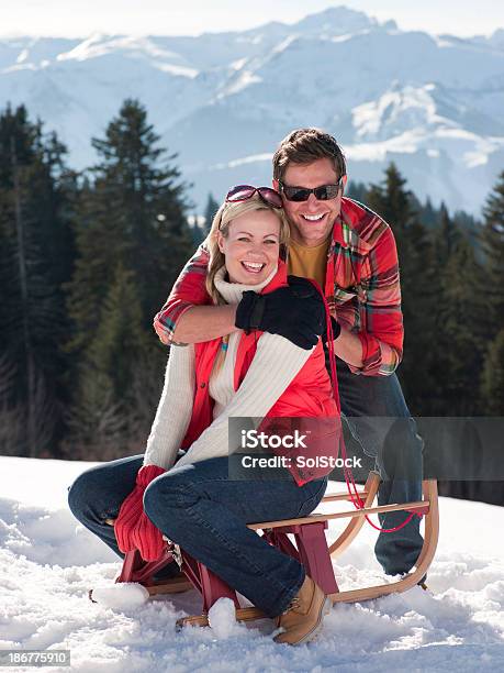 Photo libre de droit de Couple Sur Luge banque d'images et plus d'images libres de droit de Activité - Activité, Activité de loisirs, Adulte