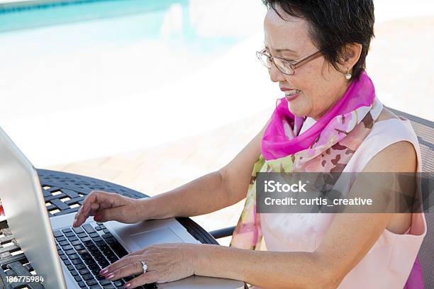 Azjatycki Starszy Kobieta Pracuje Na Laptopie - zdjęcia stockowe i więcej obrazów Aktywni seniorzy - Aktywni seniorzy, Azjaci, Budynek z zewnątrz