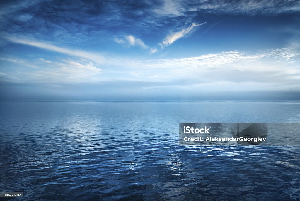 Dramática Paisagem com nuvens sobre o oceano azul escuro Profundo - Royalty-free Céu Foto de stock